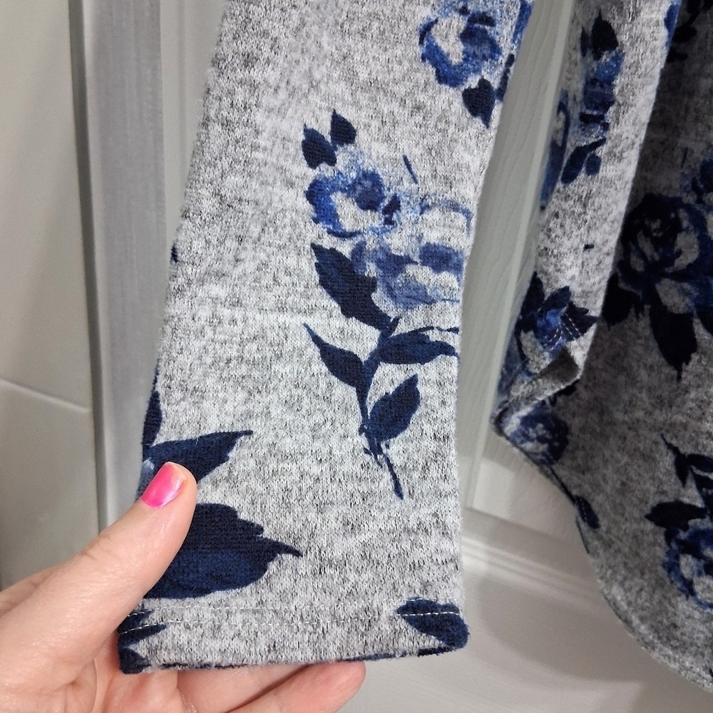 By & By Sweater Blue Roses Gray Background Size Large - Picture 5 of 14
